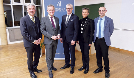 Rektor Michael Fuchs, Vortragender Tarek Leitner, Univ.-Prof. Ewald Volgger, Vizerektorin Klara-Antonia Csiszar und Assistenzprofessor Predrag Bukovec (von links).