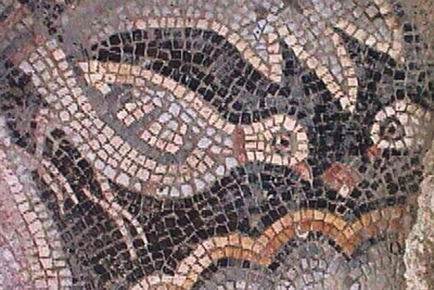 Die byzantinische Kirche von Emmaus-Nicopolis steht über dem älteren „Haus der Kirche“ (großes Bild). Auf dem Mosaik in der „Wasser-Villa“ laben sich Vögel an der Quelle.