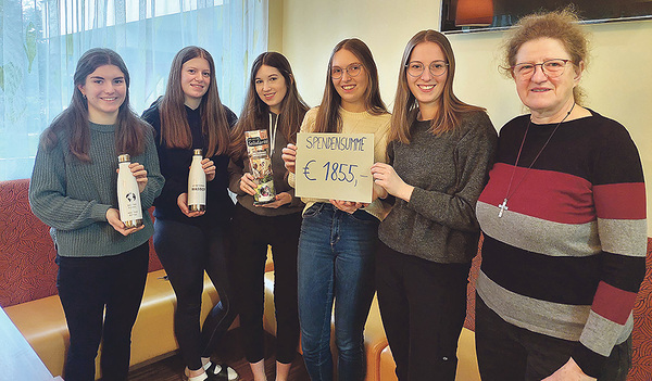 Die Schülerinnen übergaben die Spendensumme an Sr. Zäzilia Holzer (rechts) für den Solidaritätsverein der Don Bosco Schwestern.    