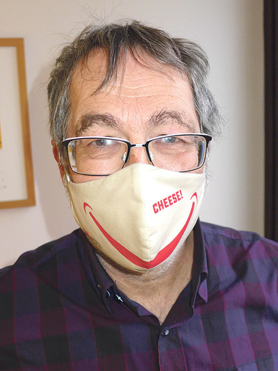 KMB-Organisationsreferent Reinhard Kaspar mit einer neuen, freundlichen Maske