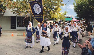 Überraschung: Umzug in traditionellen Trachten in Korinth zu Ehren des Nationalhelden Kolokotronis