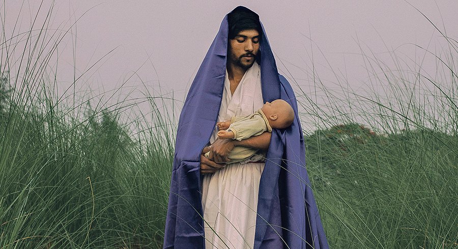 Mit dem Werk „I am the Mother too“ von Sumi Anjuman wird die Ausstellung beworben. 