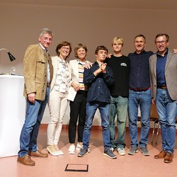 Familie Kubik mit Dr. Manuela Baumgartner und Bürgermeister Christian Deleja-Hotko (vlnr: Dr. Helmut und Dr.in Manuela Baumgartner, Birgit, Max, Leo u Michael Kubik, Bürgermeister Christian Deleja-Hotko)