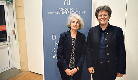 Sr. Nathalie Becquart XMCJ (li.) und Klara Csiszar.  