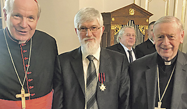 Kardinal Schönborn und Bischof Ludwig Schwarz gratulierten Heinz Hödl (Mitte). 