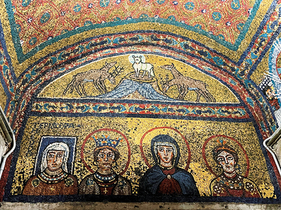 „Episcopa“ Theodora, eine Bischofsmutter, findet sich neben den drei Heiligen Praxedis, Maria und Pudentiana in der römischen Titelkirche Santa Prassede. 