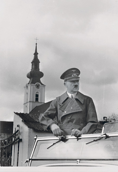 Adolf Hitler im März 1938 in Leonding