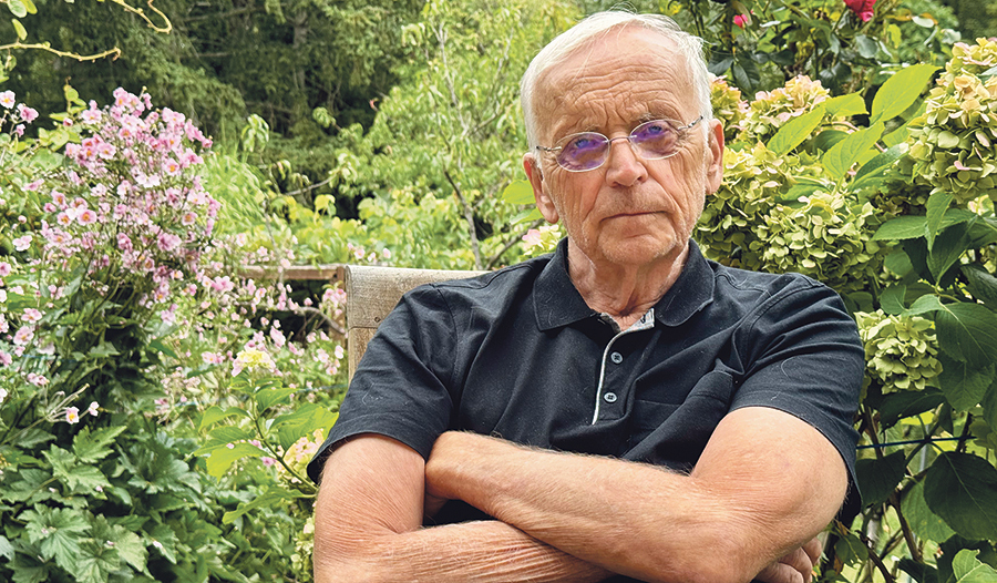 Paul Zulehner in seinem Garten, wo sich Eichhörnchen und Äskulapnatter „Gute Nacht“ sagen.   