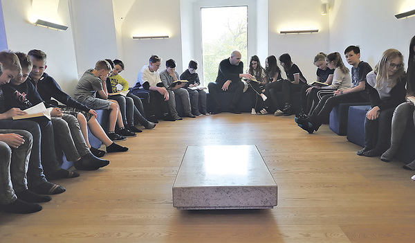Religionsunterricht im Meditationsraum mit Bernhard Ecker und der 2B-Klasse  
