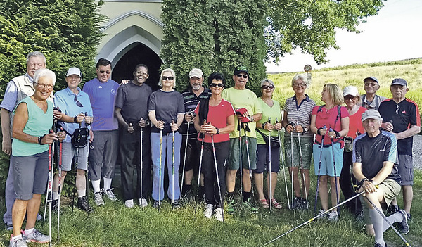 Gemeinsame Rast bei der Kapelle   