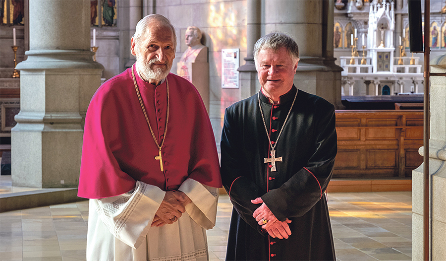 Der nun emeritierte Dompropst Wilhelm Vieböck mit Bischof Scheuer. 