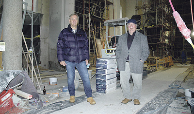Albert Ettmayer und Pfarrer Alfred Höfler auf der Kirchenbaustelle. 