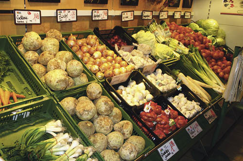Einladung beim Winkler Markt AuhofGem?se, Gem?seabteilung, Sellerie, Zwiebel, Kraut, Lauch