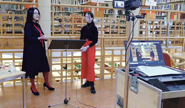 In der Bibliothek bei der Präsentation ihres Buches „Die Dame Vernunft und das Schreiben von Geschichte“ (2021) mit Erstleserin Raphaela Hemetsberger. 