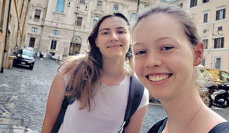 Marlies Prinz (rechts): Selfie am ersten Uni-Tag vor der Gregoriana mit Miriam Esch, einer Freundin und ebenfalls Theologie-Studentin.   