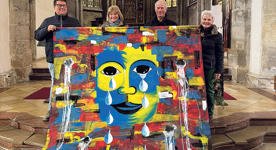 Das Fastentuch: präsentiert vom Künstler  (2. v. re.) und Mitarbeiter:innen der Pfarre.   