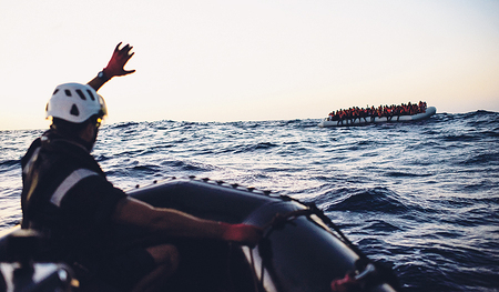 Menschen fliehen aus Kriegs- und Krisenregionen über das Meer. Zivile Rettungsschiffe wie das, auf dem Jakob Frühmann tätig ist, sind oft ihre einzigen Rettungsanker in Seenot.   