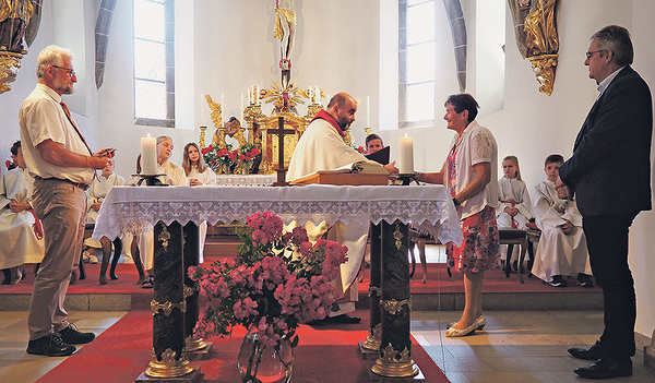 Pfarrgemeinderats-Obmann Walter Punkenhofer (links) und Pfarrer Ireneusz Dziedzic sagen Franziska Müller und Franz Biermeier danke. 