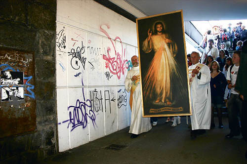 Sonntag der Barmherzigkeit, Herz-Jesu-Kirche Linz, Prozession mit dem Bild des barmherzigen Jesus zur Karmelitenkirche