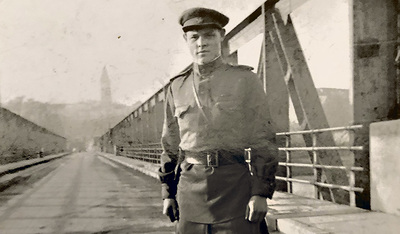 Ein russischer Soldat vor der Ennsbrücke   
