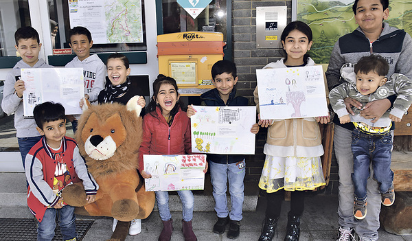 Die Flüchtlingskinder mit ihren Zeichnungen, die gemeinsam mit der Petition an Politiker verschickt werden.   