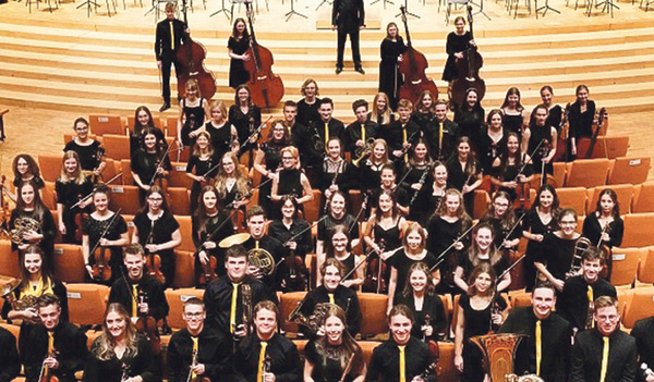 Junge Musiker:innen beim Festival Kirch’klang: die Upper Austrian Sinfonietta mit Peter Aigner 