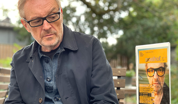 Josef Hader blickt auf sein Bühnen-Ich in 'Hader on Ice'.