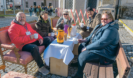 Beisammensein auf dem Kirchenplatz von Kirchdorf  