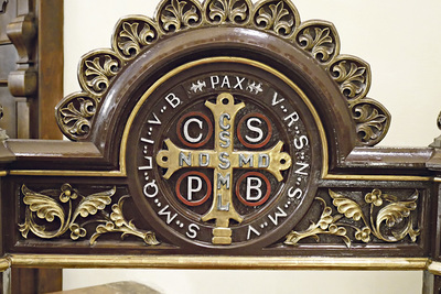 Ein Relief in der Stiftskirche zeigt das „Benediktuskreuz“, das ab dem 17. Jahrhundert weite Verbreitung fand. Die Buchstabenfolge des Längsbalkens bedeutet: „Das heilige Kreuz sei mein Licht“.  