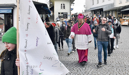 Wallfahrtsdirektor und Stiftspropst Klaus Metzl (Bild Mitte)  begrüßte die Ostermiethinger Gruppe, als erste große Wallfahrt in diesem Jahr in Altötting. 