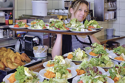 Im Gasthaus Freiseder in Linz (Foto aus der Ausstellung „Prost, Mahlzeit!“) 