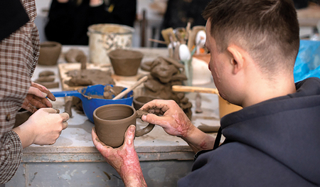 Die „Akademie der Veteranen“ in Lwiw: Menschen, die im Krieg Schreckliches erlebt haben, können im künstlerischen Gestalten Ruhe finden.