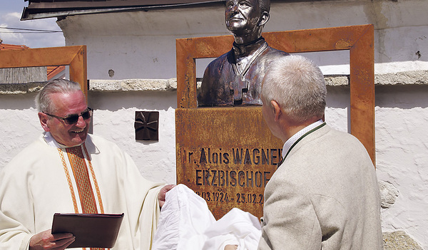 Prälat Josef Mayr  enthüllt gemeinsam mit Bürgermeister Hubert Koller die Büste von Erzbischof Alois Wagner, die der Mühlviertler Keramiker Josef Heissiger angefertigt hat.    