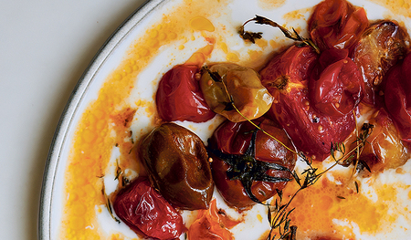 Warme Tomatenraritäten auf kaltem Ziegenjoghurt