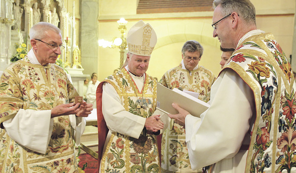 Lukas Dikany  (rechts) empfing von Bischof Manfred Scheuer die Abtweihe.   