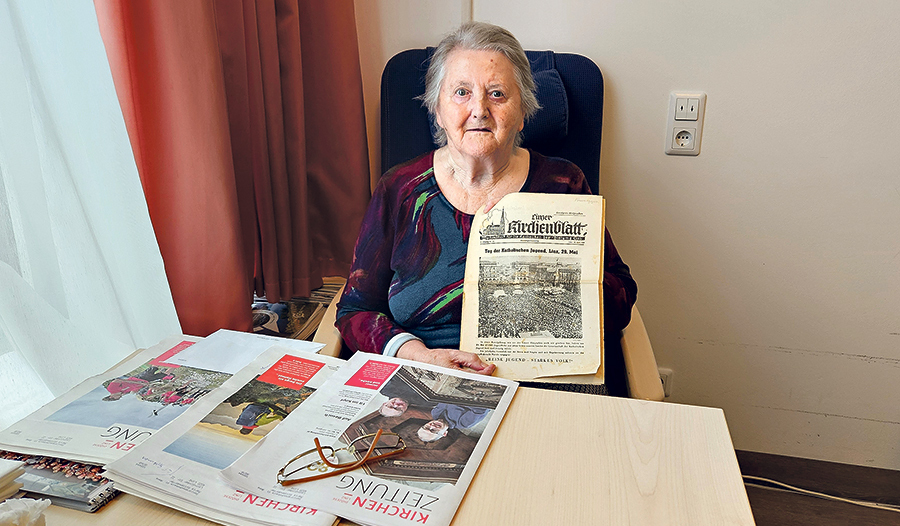 Die Kirchenblatt-Ausgabe aus dem Jahr 1946 weckt bei Maria Götzendorfer Erinnerungen an alte Zeiten.    