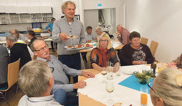 Pfarrer Franz Wenigwieser serviert Helfer/innen der Pfarrheimsanierung.    