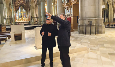 Dompfarrer Max Strasser führt Heino in die Architektur und Gestaltung des Mariendoms ein.  