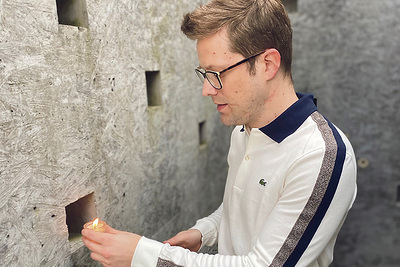 Architekt Rafael Hintersteiner besucht täglich seine Kapelle und entzündet dort eine Kerze.