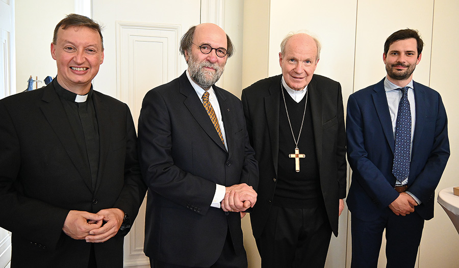 Bischofskonferenz-Generalsekretär Peter Schipka, langjähriger ­Europareferent ­Michael Kuhn, Kardinal Christoph Schönborn und ­Johannes Moravitz bei der Amtsübergabe in Wien. 