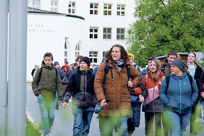  Firmgruppe auf dem Weg zu den Workshops der SpiriNight. 