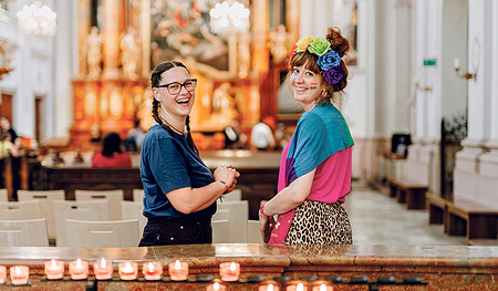 Zwei Mitglieder der Frauenkommission in einer Kirche