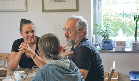 Im Gespräch: Doris und Kurt ­Hohenwallner mit einem ihrer ­Betreuungskinder am Familientisch