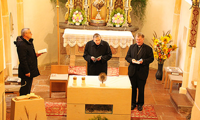 Kardinal Kurt Koch (Mitte) und Bischof Manfred Scheuer Besuch (rechts im Bild) besuchten St. Radegund