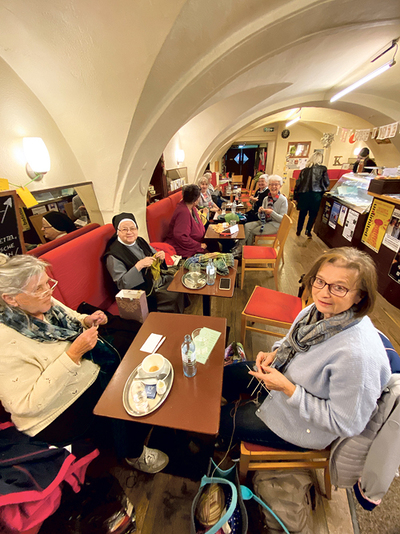Zwölf Frauen trafen sich am 6. November, um gemeinsam zu stricken.