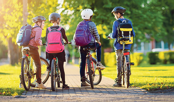 Gemeinsam unterwegs sein, mit anderen Kindern auf dem Schulweg, macht Spaß und fördert das Bewusstsein, dass es wichtig ist, dass Kinder aufeinander schauen. 