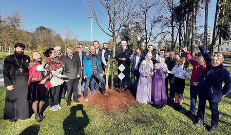 Mitglieder des Interreligiösen Dialogforums bei der Pflanzung des Friedensbaums.   