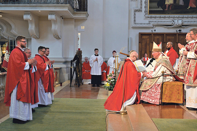 In Salzburg weihte Erzbischof Franz Lackner Manuel Zehetner aus Steyr zum Priester 