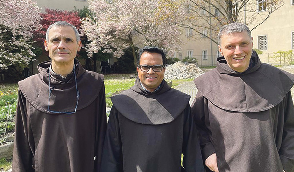 Provinzial P. Paul Saji Bavakkat OCD (Mitte), Vikar P. Benno Maria Skala OCD (rechts) und Provinzrat P. Alexander Schellerer OCD (links)   Karmel Linz