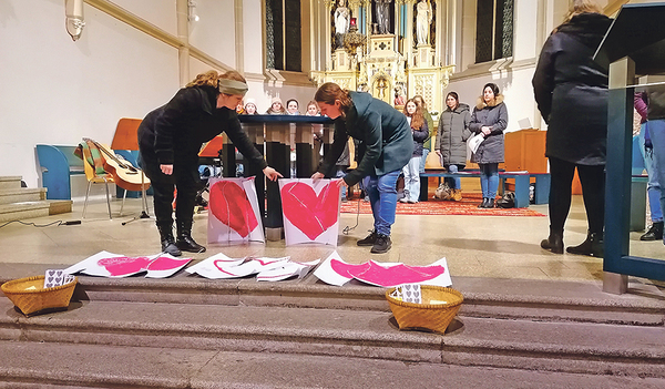 Vorbereitungen zum Gottesdienst, der zum Abschluss des Chortags gefeiert wurde  